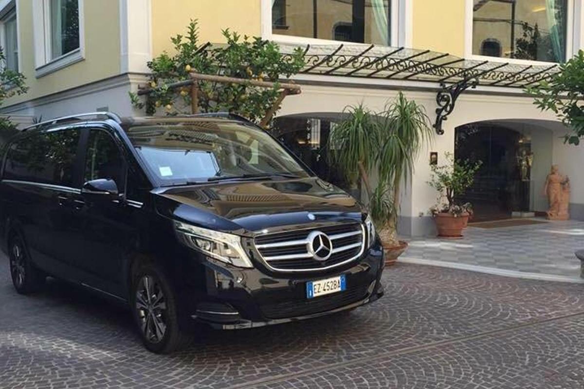 en sort SUV parkeret foran en bygning