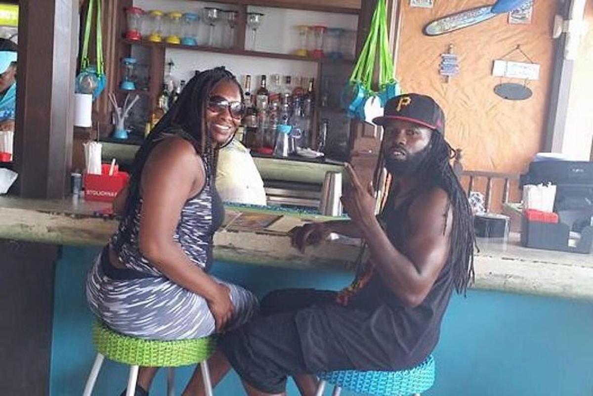 seorang lelaki dan seorang wanita duduk di sebuah bar
