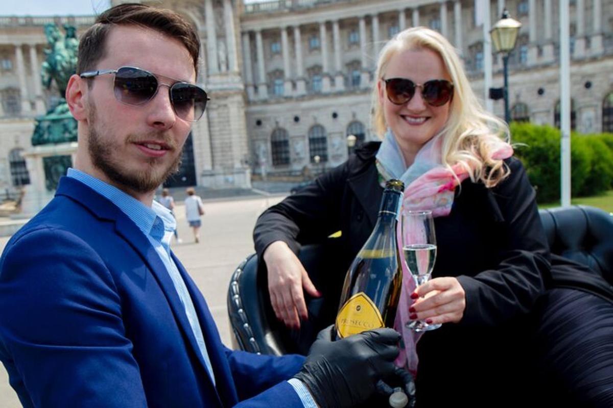 un homme et une femme tenant un verre de vin