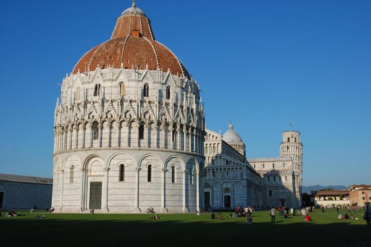 a picture of the leaning tower of cathedral