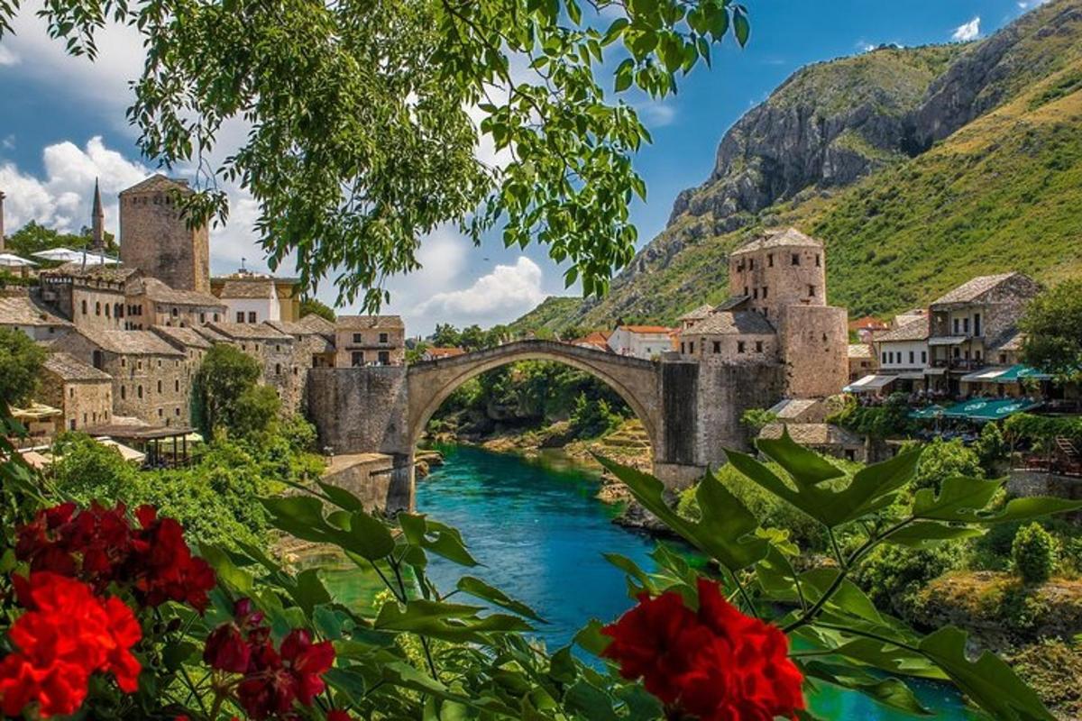 un ponte sopra un fiume in una città con fiori