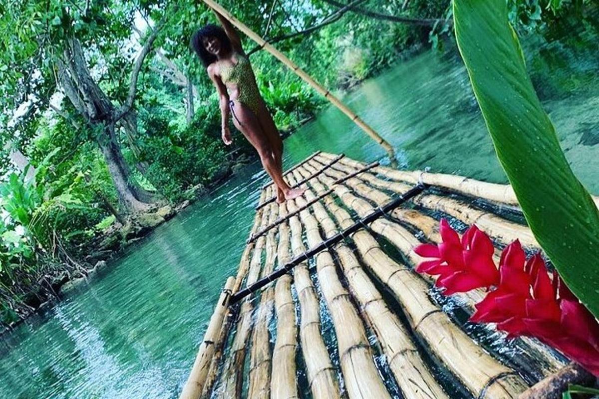Un niño parado en un puente de cuerda sobre un río