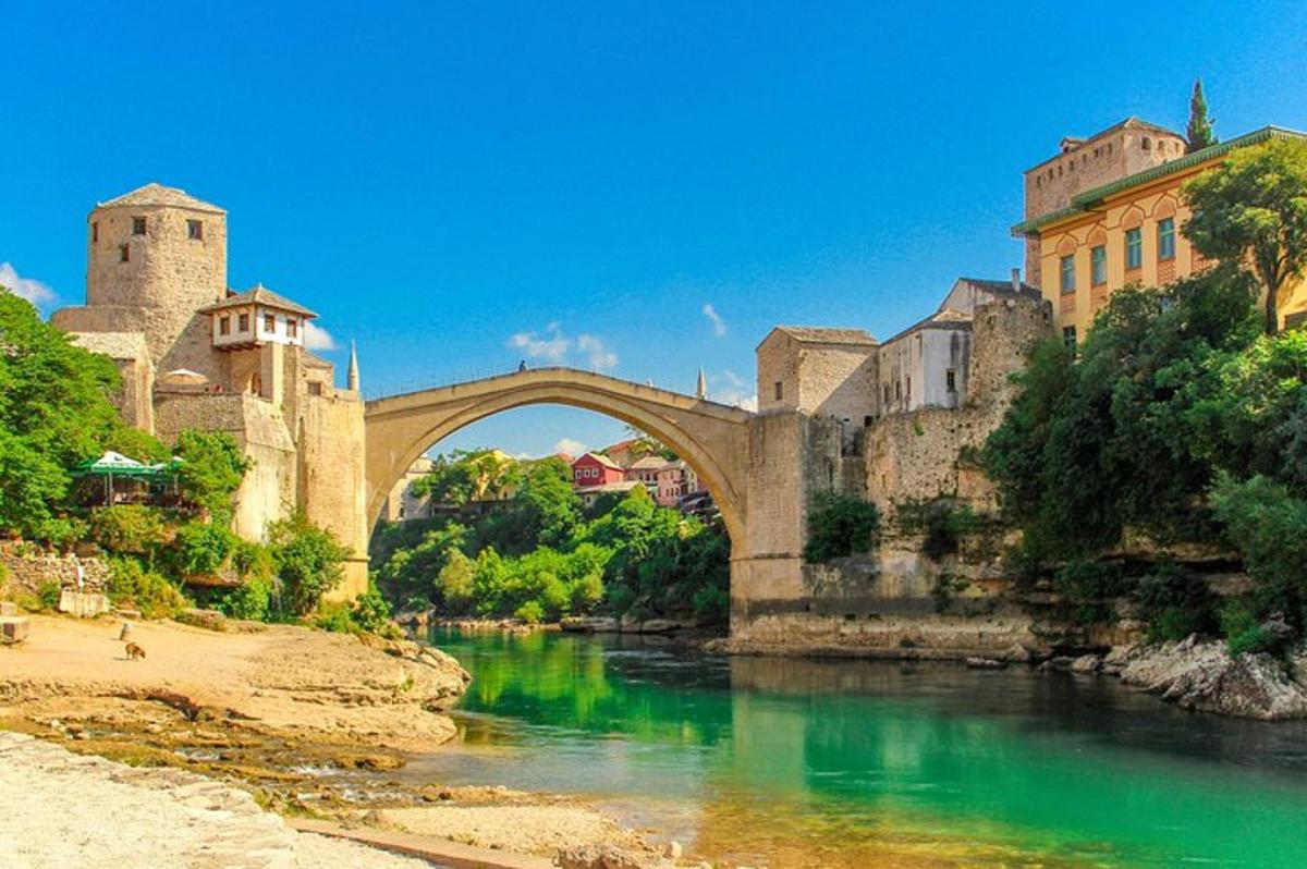 un pont antic sobre un riu en una ciutat