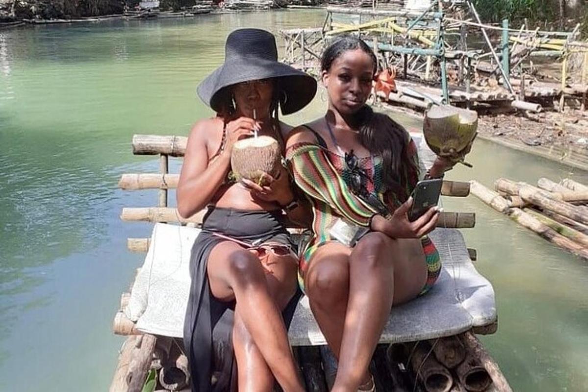 Dos mujeres sentadas en un banco junto al agua