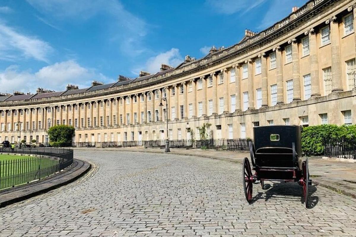 um carro velho estacionado em frente a um grande edifício