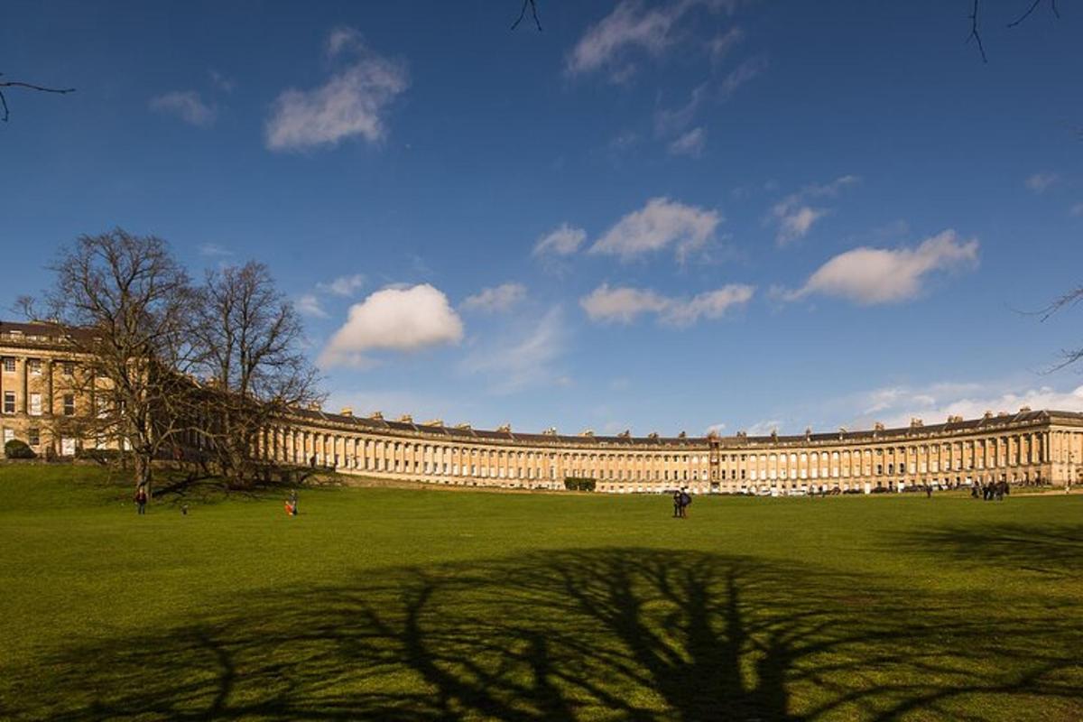 un grande edificio con un campo verde di fronte