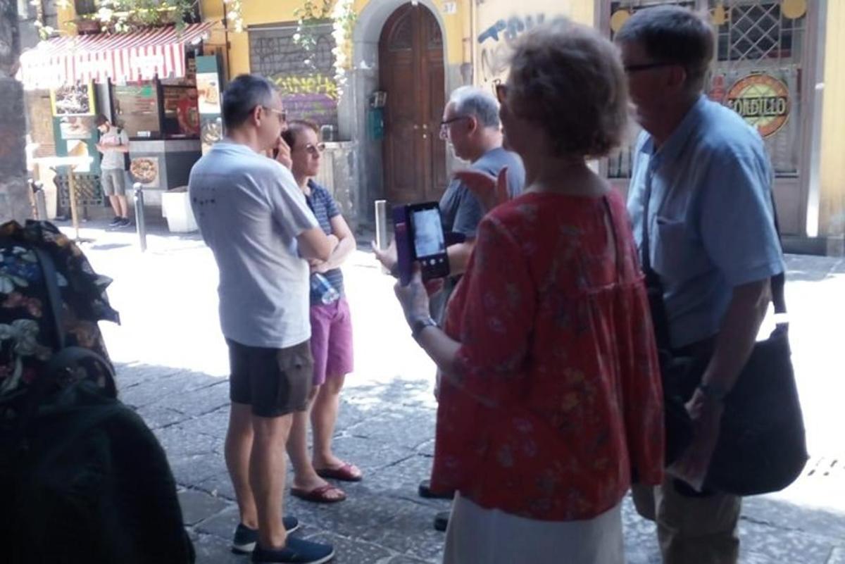 μια ομάδα ανθρώπων που στέκονται σε έναν δρόμο