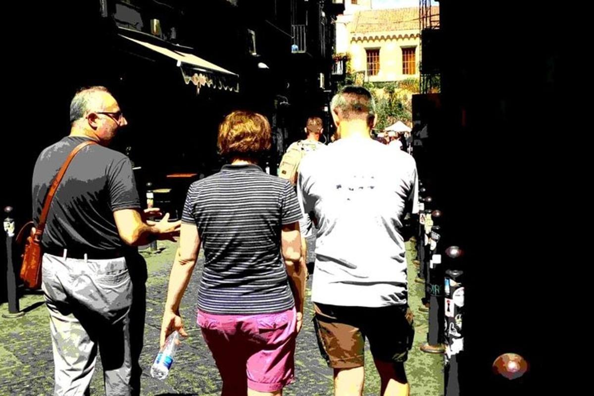 μια ομάδα ανθρώπων που περπατούν σε έναν δρόμο