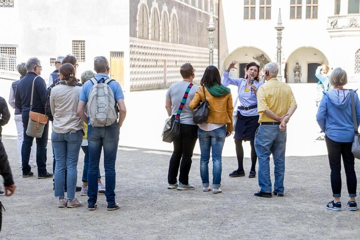 un gruppo di persone in piedi davanti a un edificio