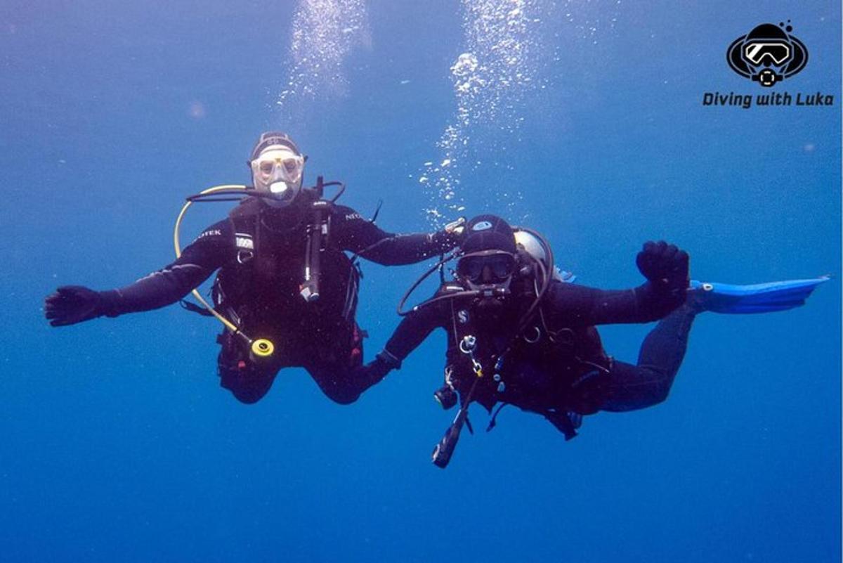 due persone che nuotano nell'acqua dell'oceano