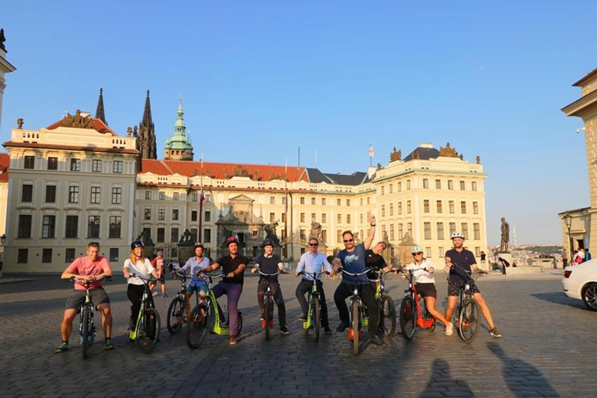 grupa ludzi na rowerach przed budynkiem