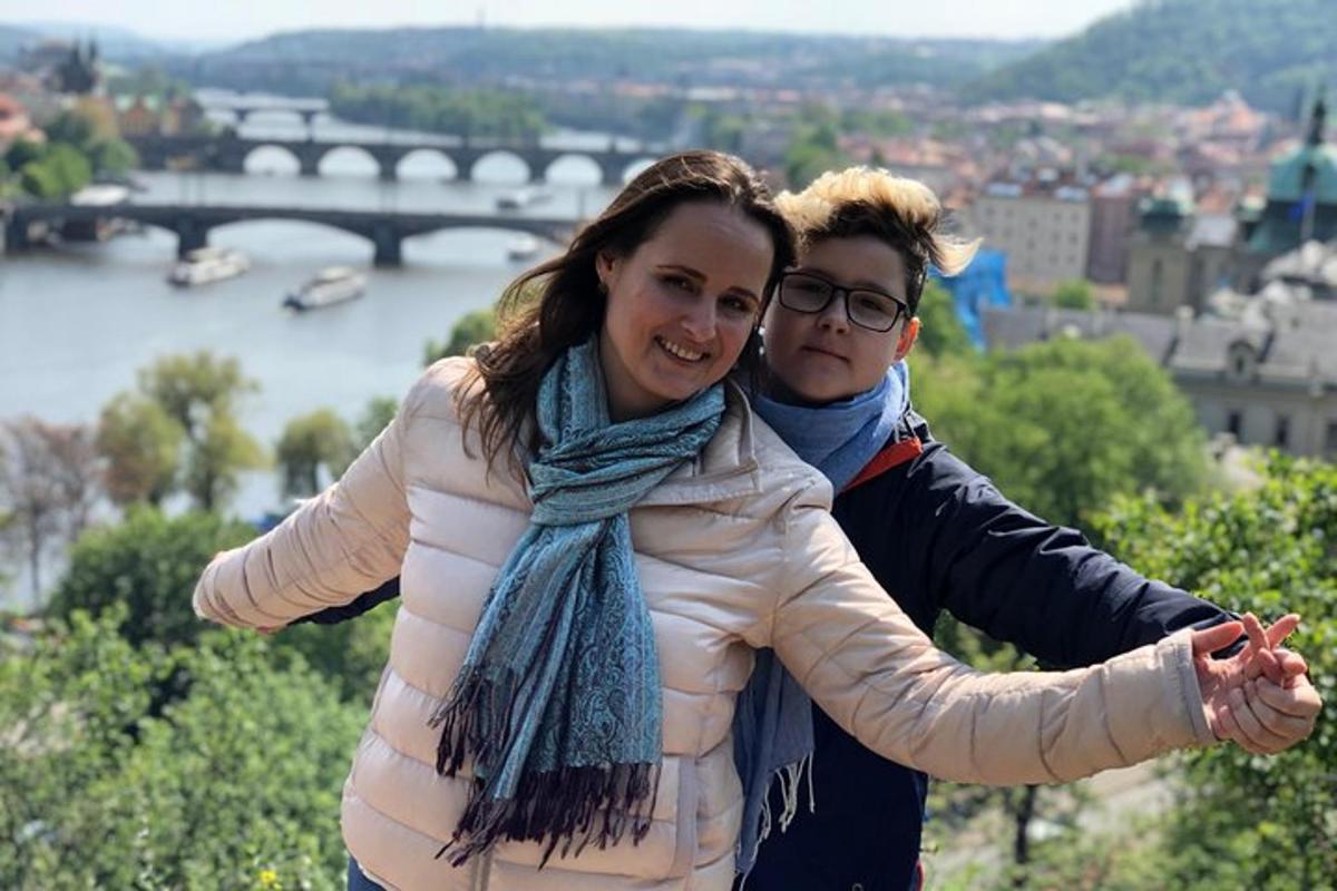 muž a žena stojící na vrcholu města