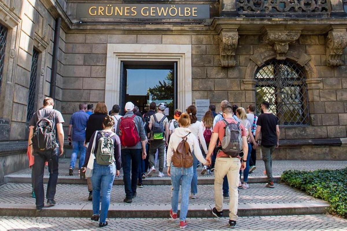 un gruppo di persone che camminano davanti a un edificio