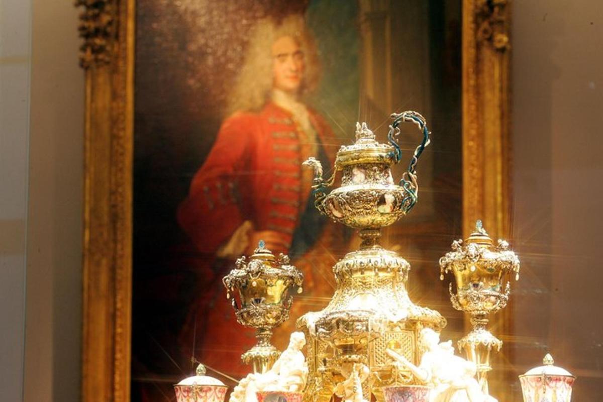 un'immagine di un dipinto con un mucchio di oggetti d'oro