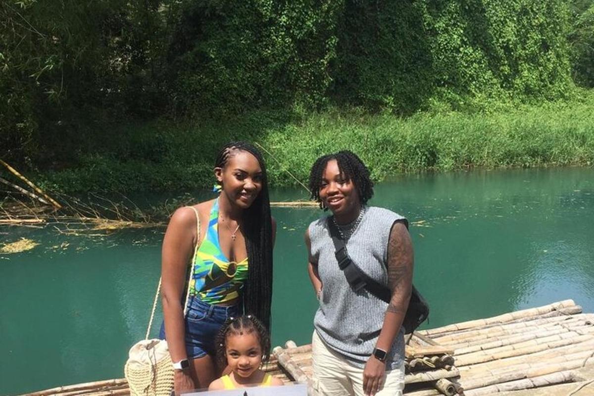 Un hombre y una mujer de pie en un bote en un río