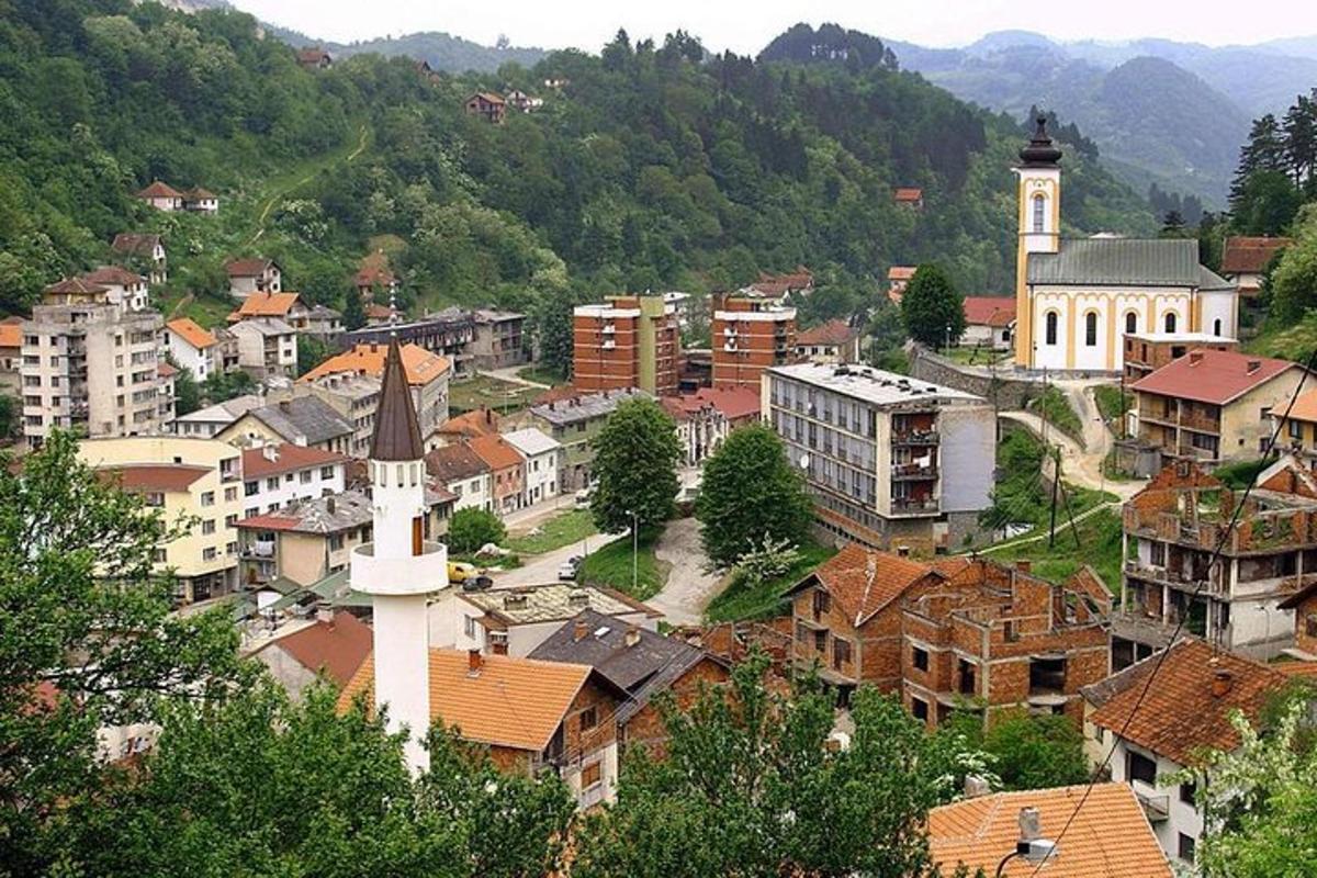 malé město s hodinovou věží a budovami