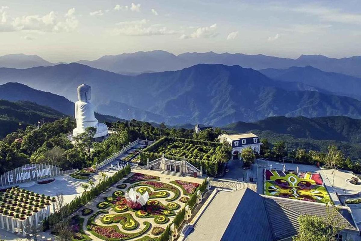 uma vista aérea de um jardim com montanhas ao fundo