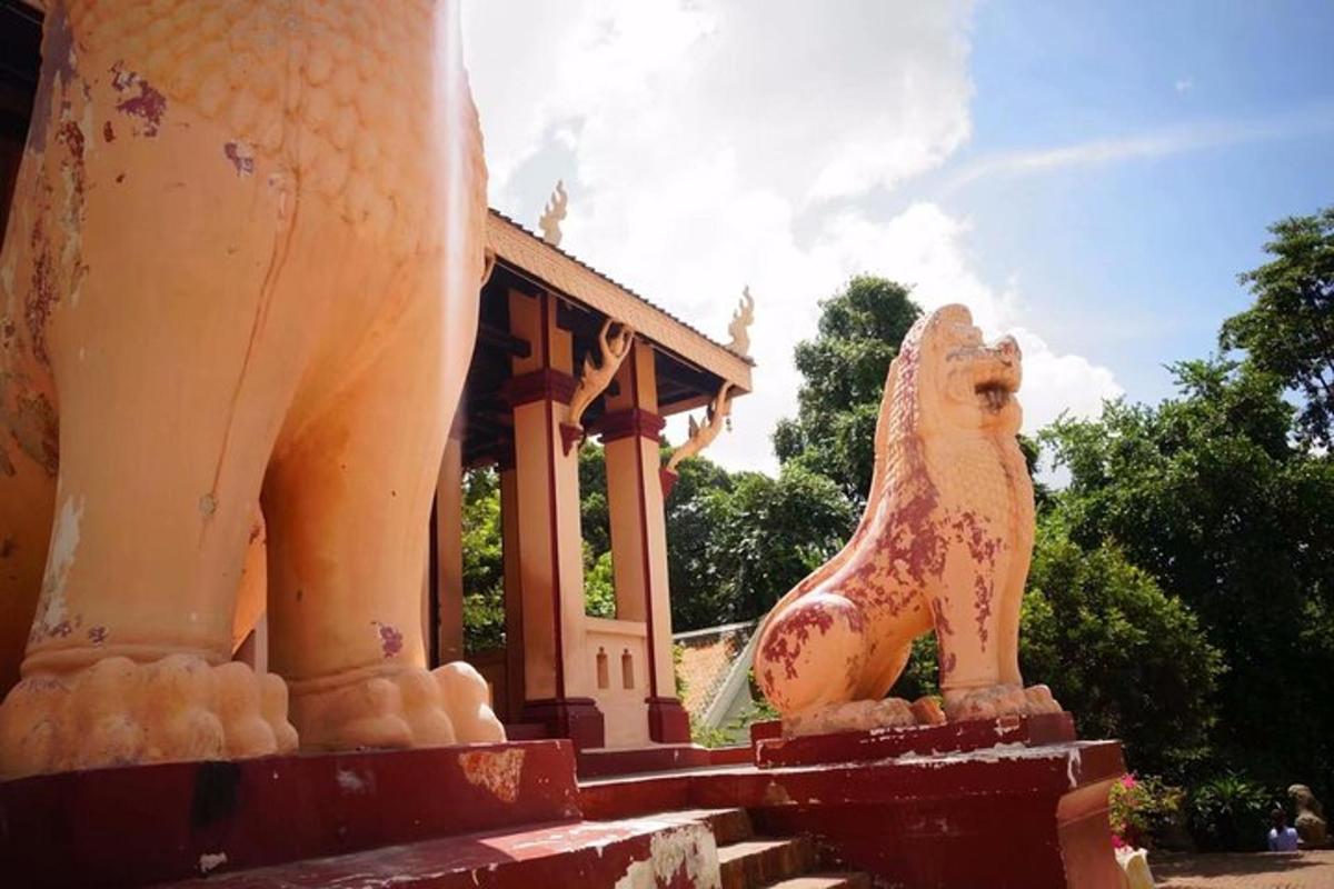 una estatua de un león frente a un edificio