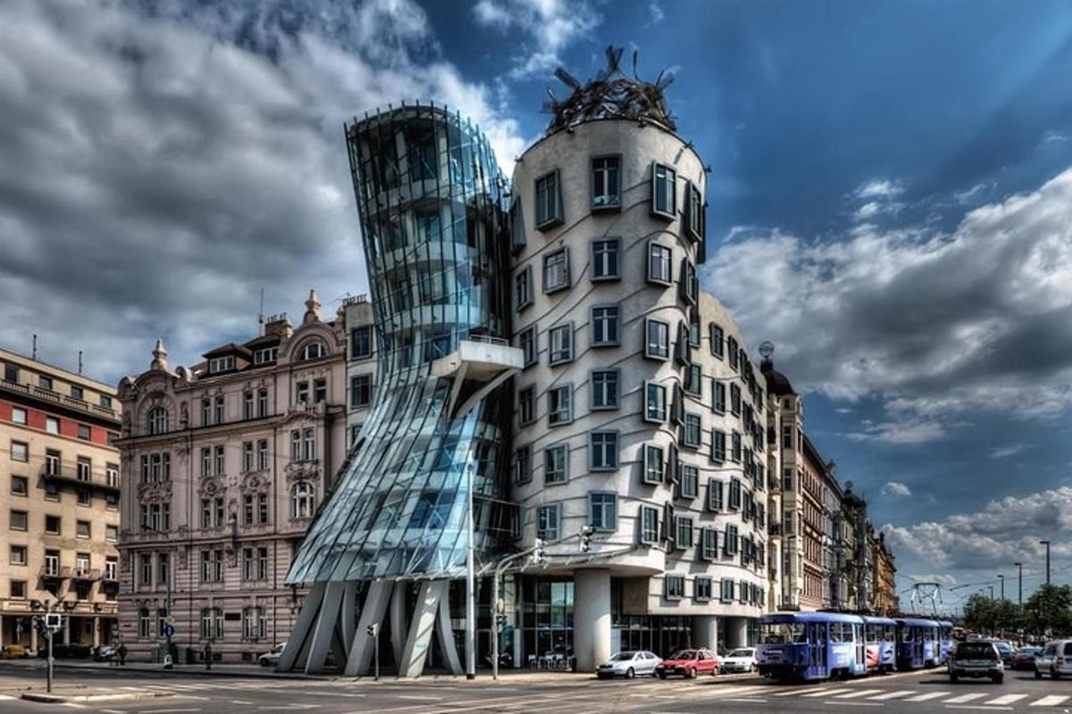 un edifici alt amb un edifici de vidre