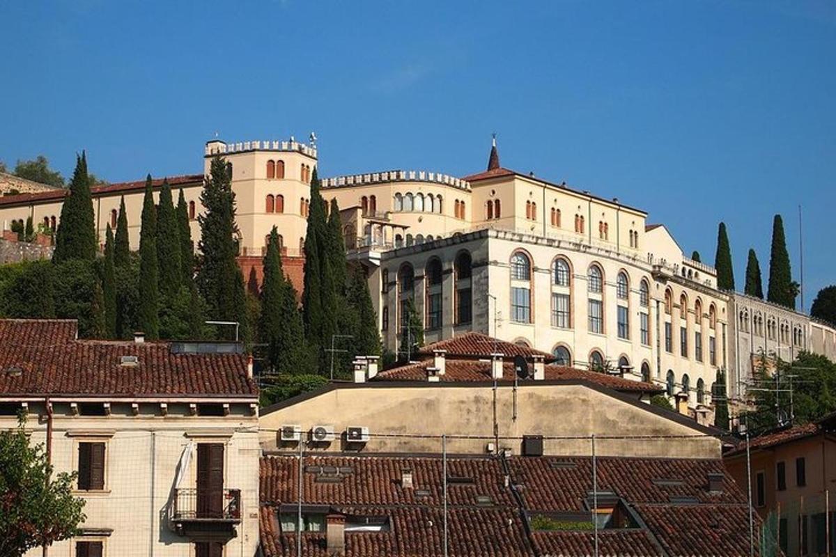 un grande edificio bianco con tetti rossi e alberi