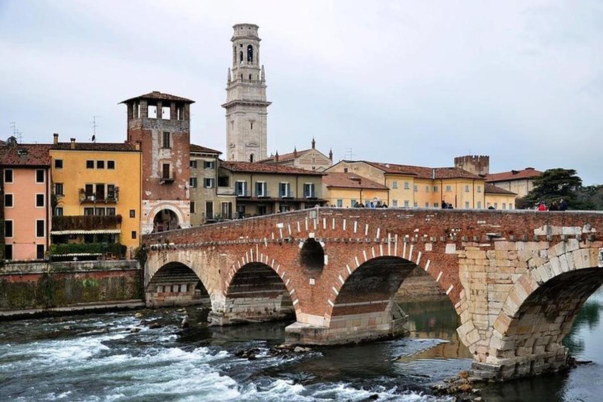 un ponte sopra un fiume in una città
