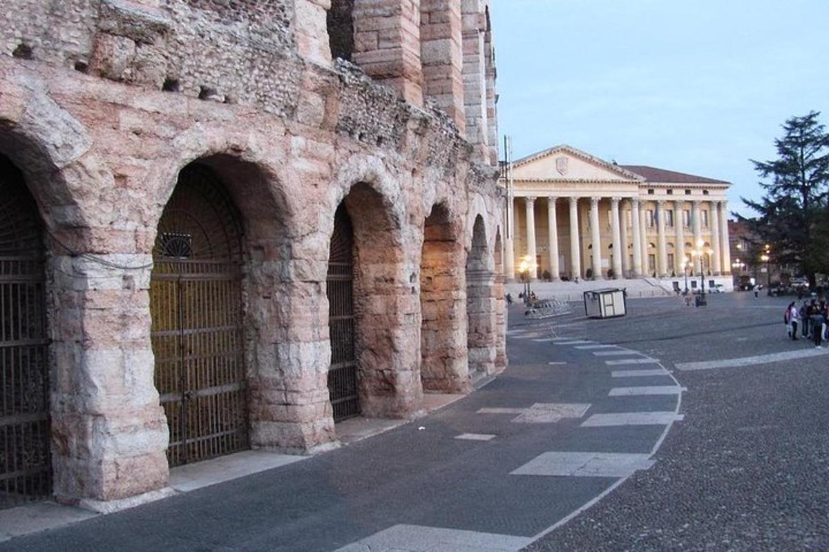 un edificio in mattoni con archi sul lato di una strada