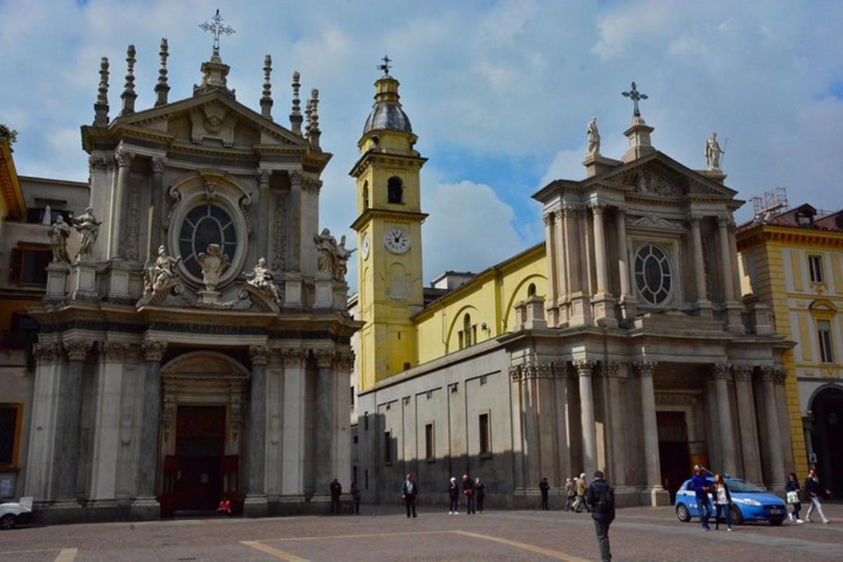 un edificio con una torre dell'orologio e una chiesa