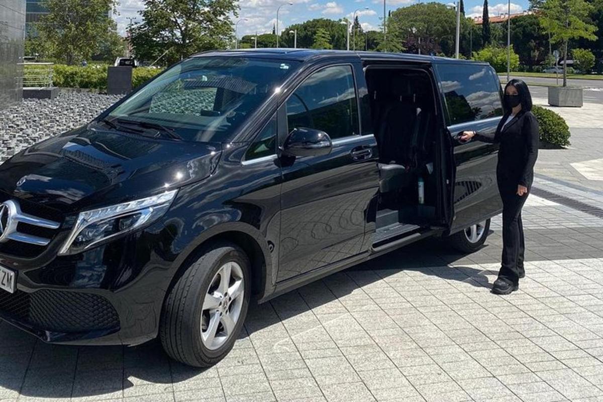 una persona sta salendo su un camion nero