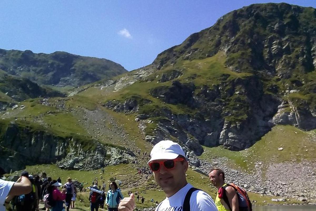 un uomo è in piedi davanti a una montagna