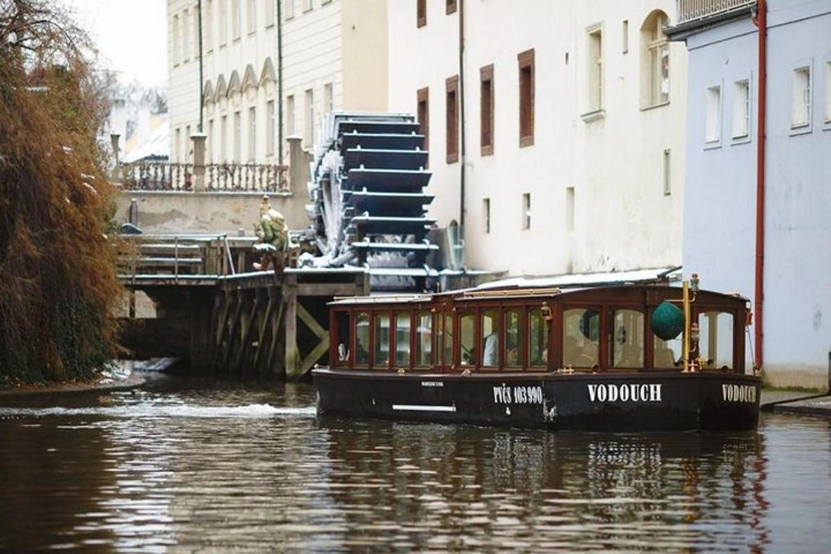 čoln, ki pluje po reki v mestu