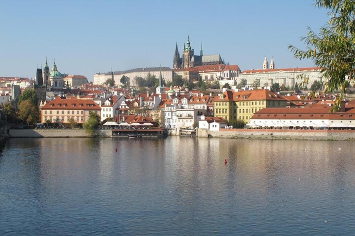 pogled na mesto z vodno površino