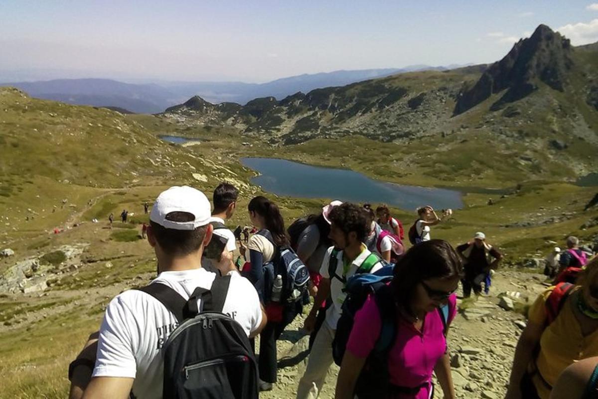 un gruppo di persone che camminano su una montagna