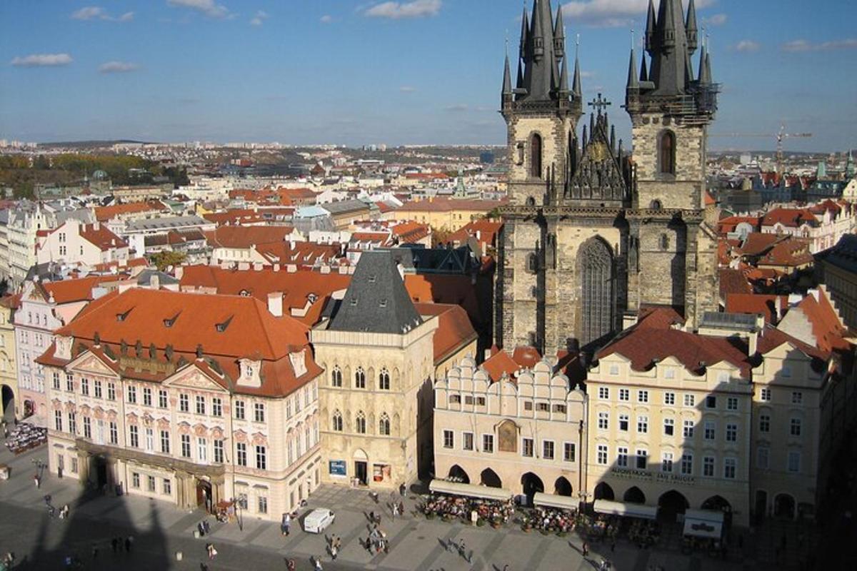 Zračni pogled na veliku katedralu i zgrade