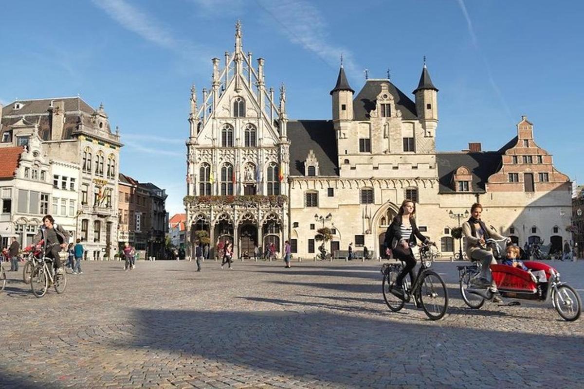 en gruppe mennesker, der cykler i en by