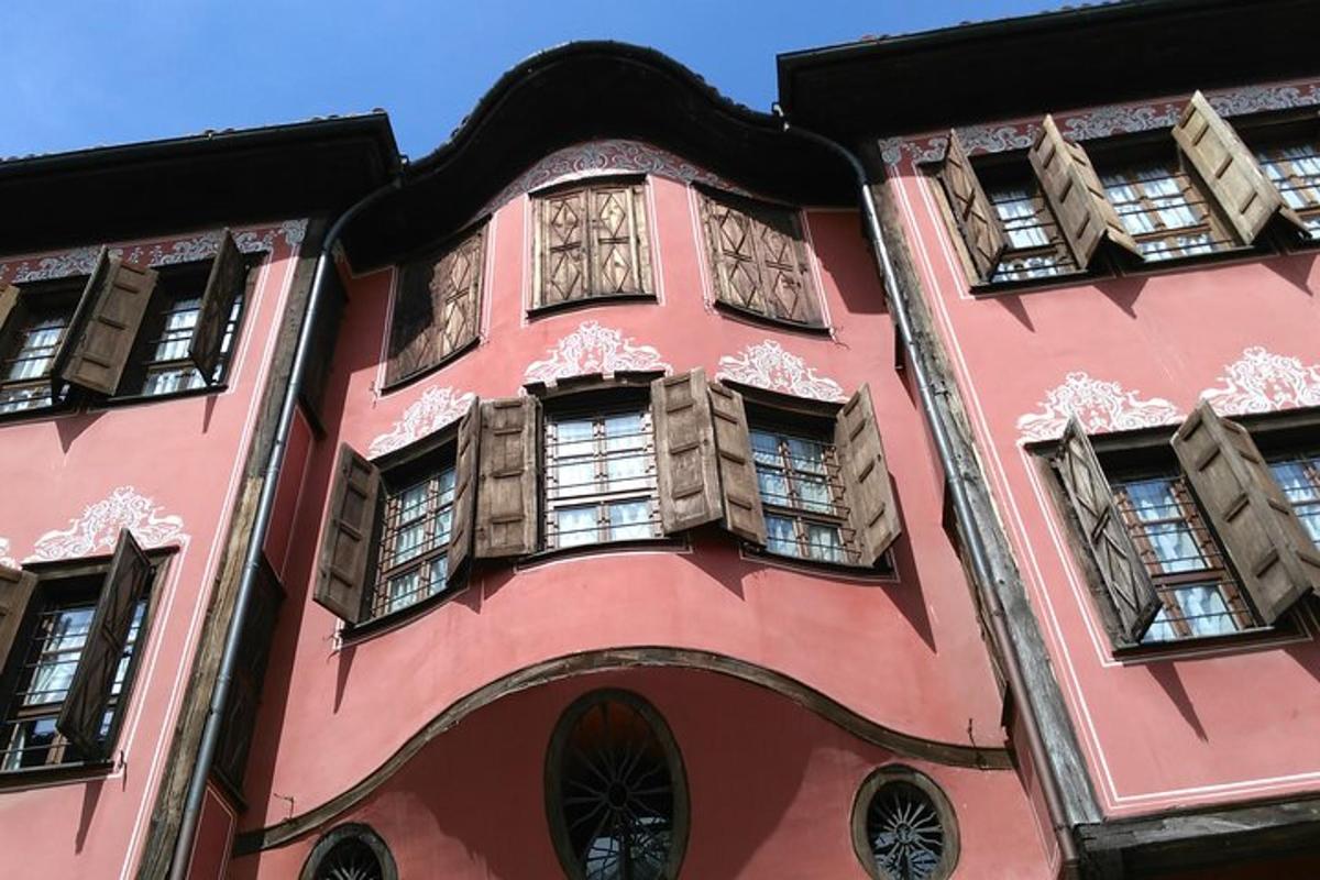 roosa hoone, mille küljel on aknad
