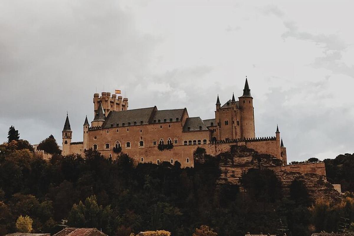 velký hrad na vrcholu kopce