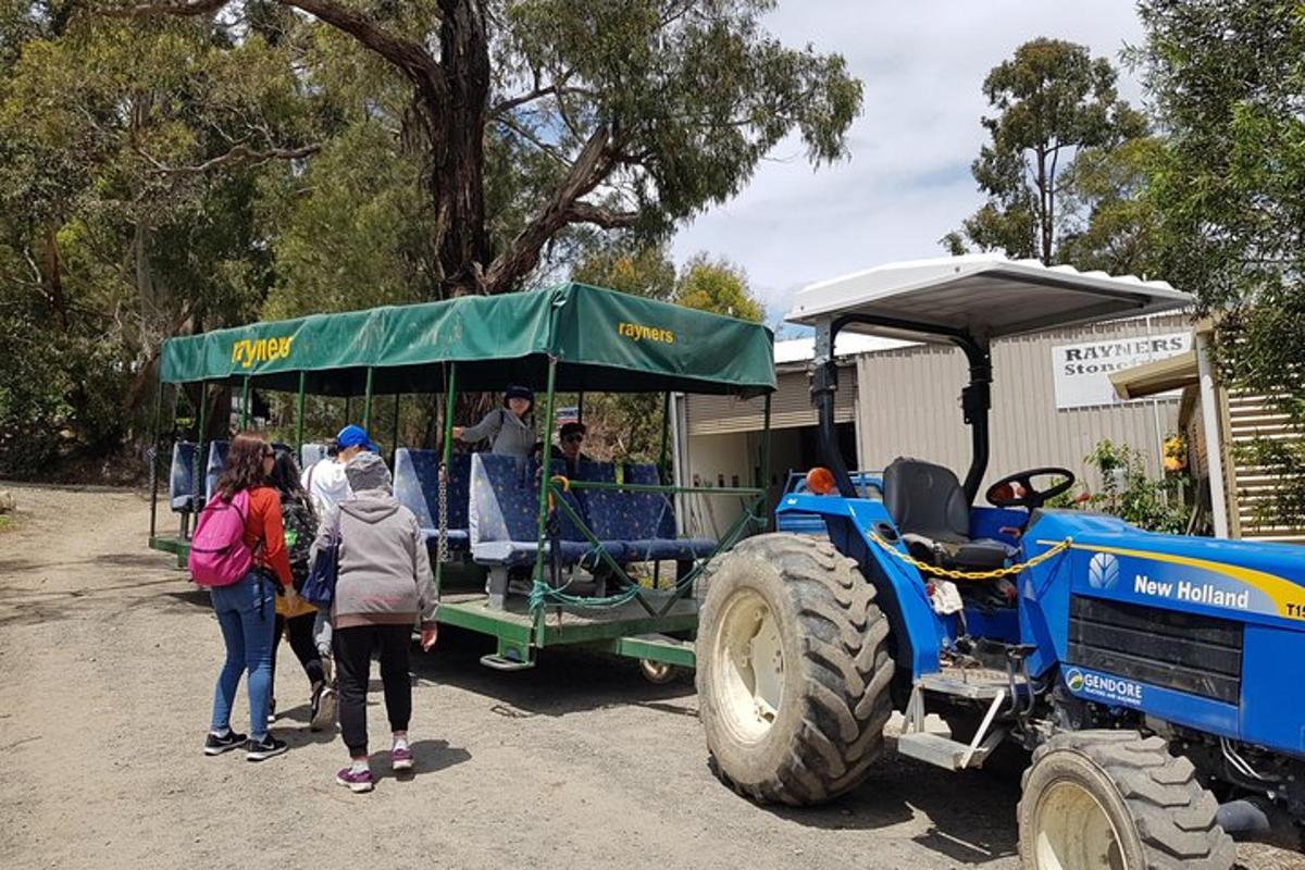 Un grupo de personas de pie junto a un tractor.