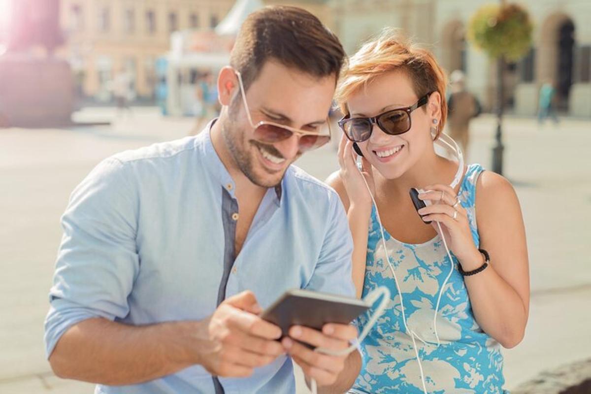 um homem e uma mulher olhando para um tablet