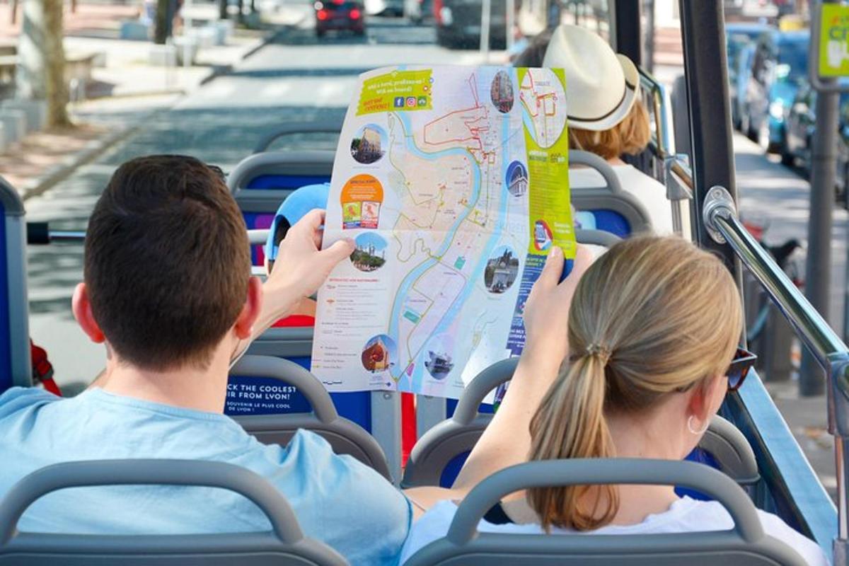 un grup de oameni care stau într-un autobuz și citesc o hartă