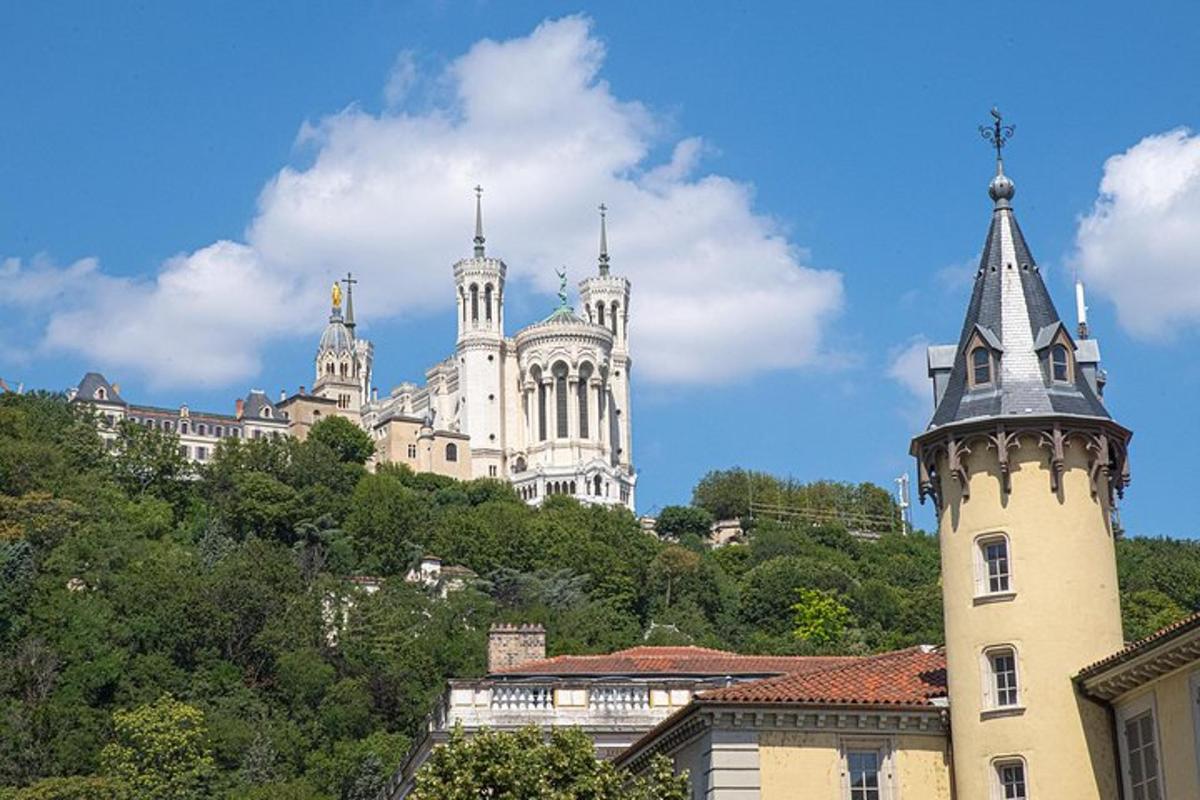 o clădire cu turn cu ceas în fața unui castel
