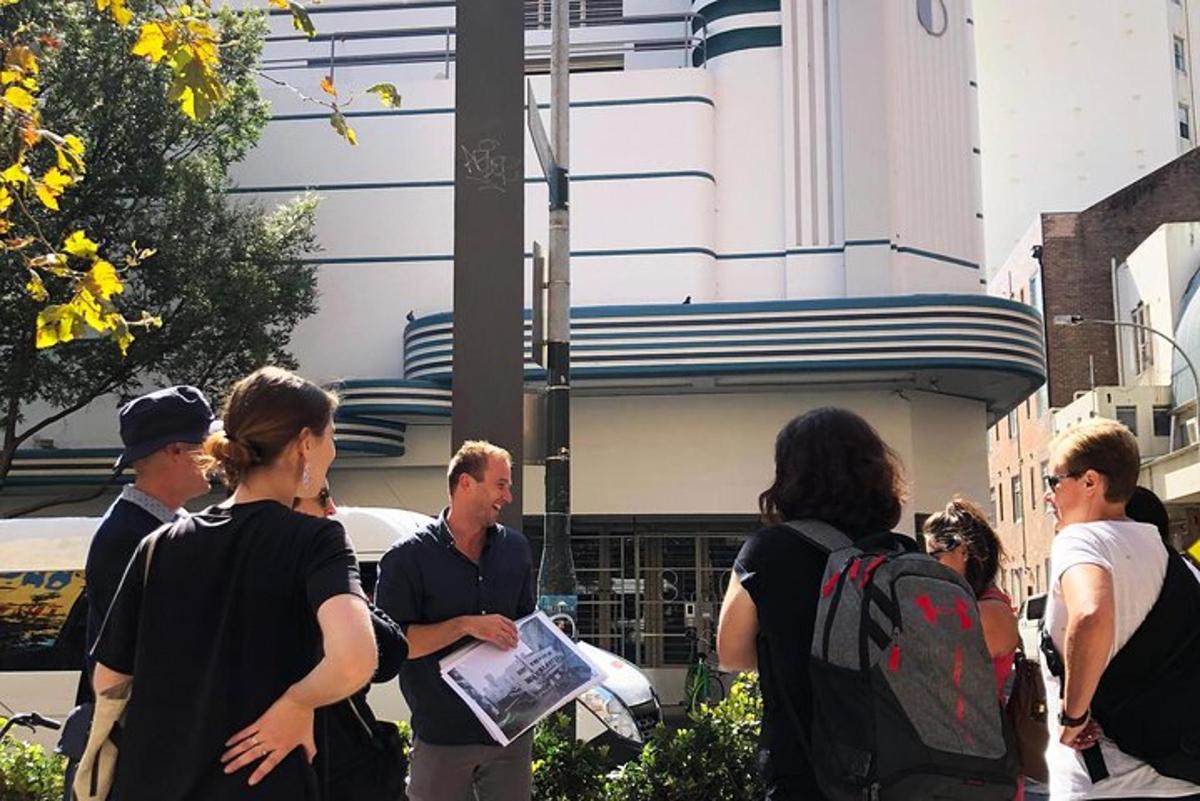 un gruppo di persone in piedi davanti a un edificio