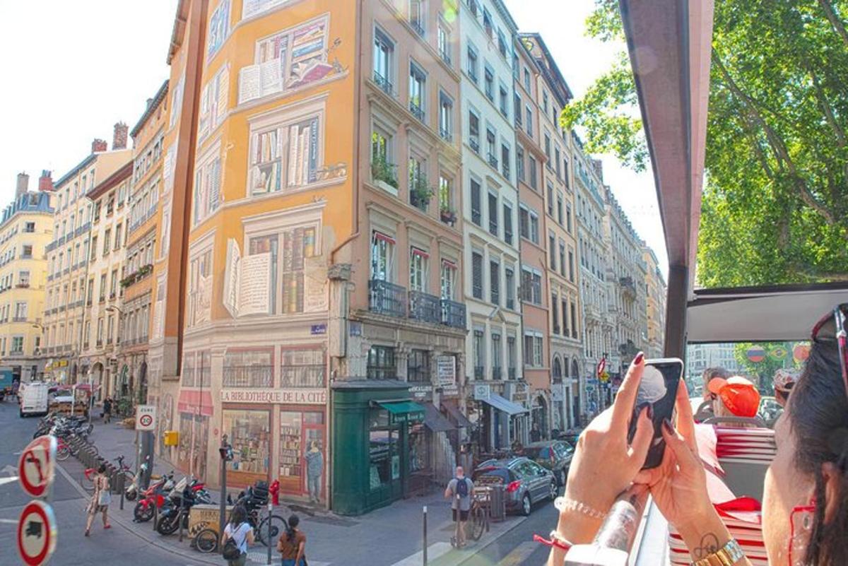 o persoană care fotografiază o stradă cu telefonul mobil