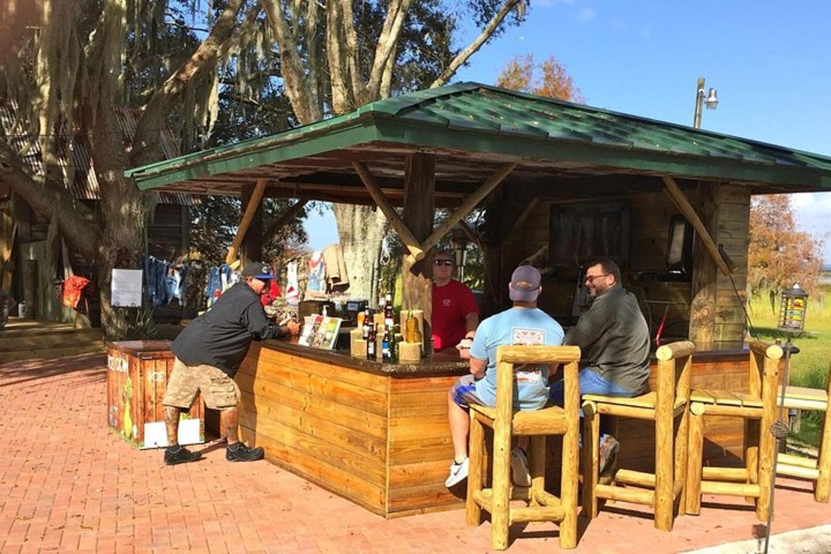 un grup d'homes asseguts en una barra en una barbacoa de fusta