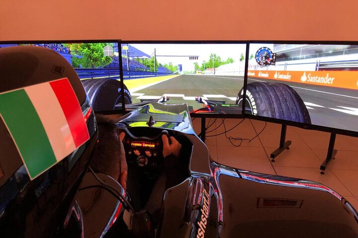 una persona que conduce un coche de carreras en una pista de carreras