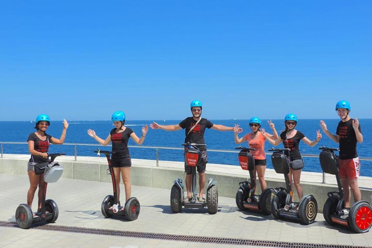 egy csoport ember segwayez a tengerparton
