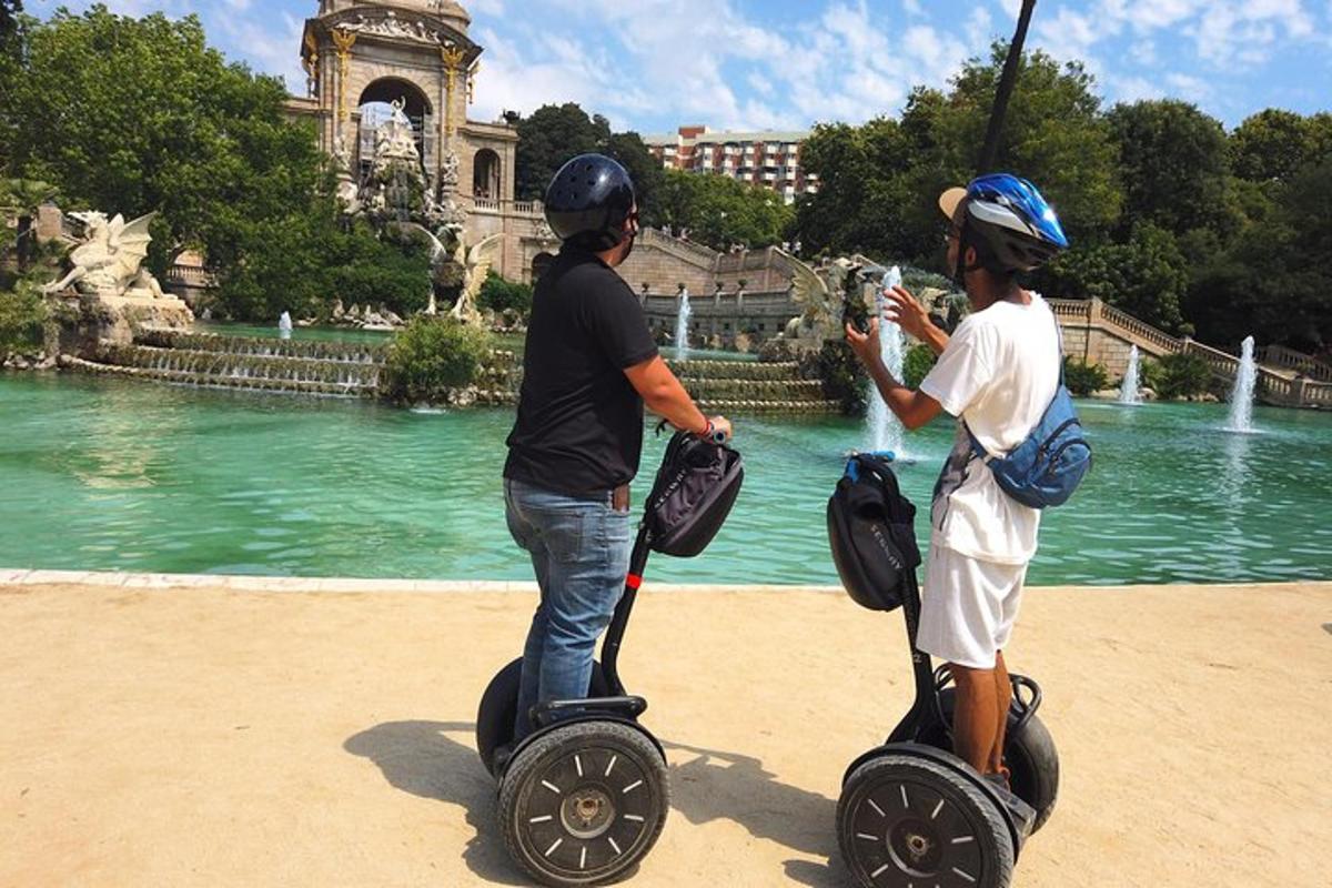 mees pildistab kahte Segwaydel sõitvat poissi