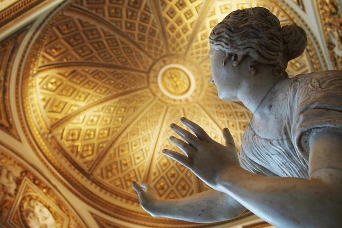 uma estátua de uma mulher em frente ao teto