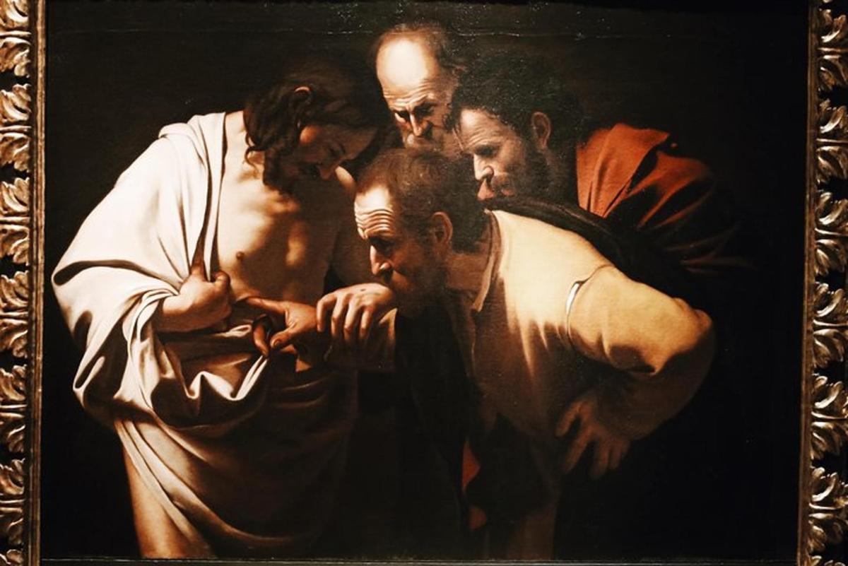 una pintura de tres homes en una pintura d'un sacerdot