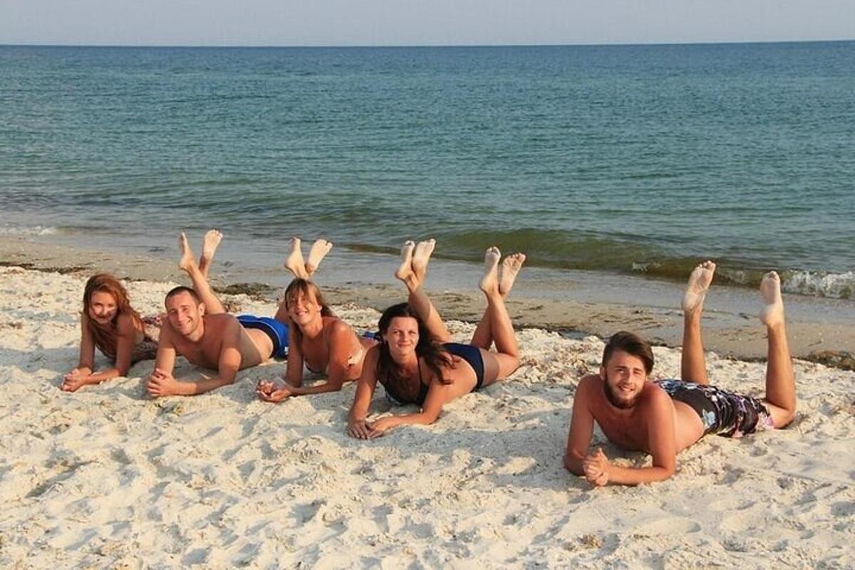 grupa ludzi leżąca na piasku na plaży