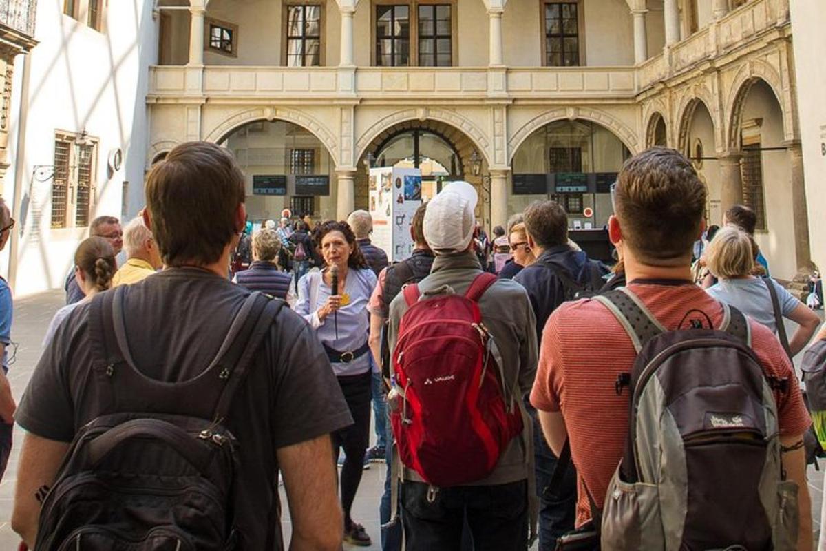 ένα πλήθος ανθρώπων που στέκονται έξω από ένα κτίριο